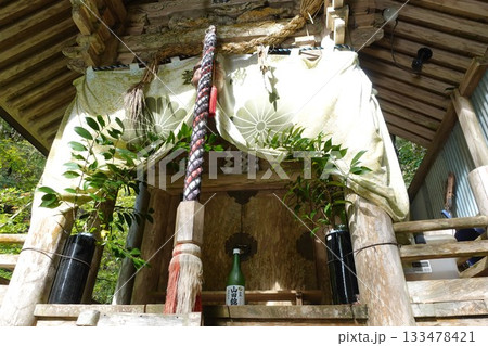 天岩戸神社　岩場に立ち鎖で登る社殿 133478421