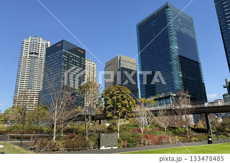 秋晴れ　紅葉色ずく　うめ北公園　グラングリーン大阪 133478485