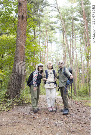 山歩きを楽しむ家族 133478562