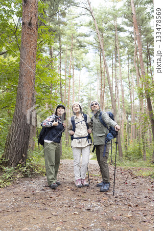 山歩きを楽しむ家族 山歩きを楽しむ家族 133478569