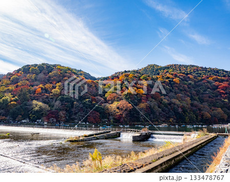 秋の嵐山と渡月橋 秋の嵐山と渡月橋 133478767