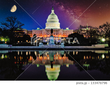ワシントンの国会議事堂の美しい夜景 133478796