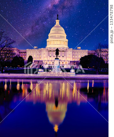 ワシントンの国会議事堂の美しい夜景 133478798