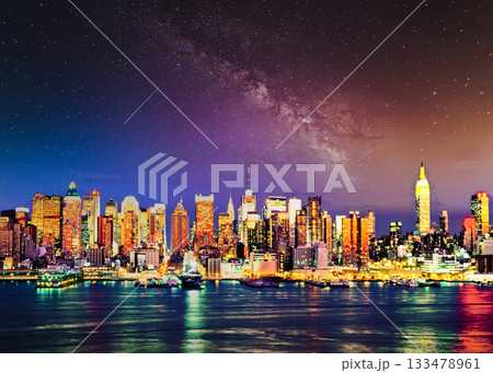 マンハッタンの近代ビル群の美しい夜景 133478961