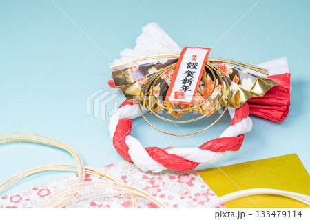 謹賀新年の飾りを水色背景に置いた物撮り 133479114