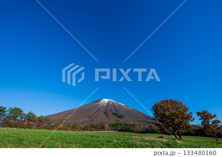 日本の鳥取県の大山のとても美しい秋の風景 133480160