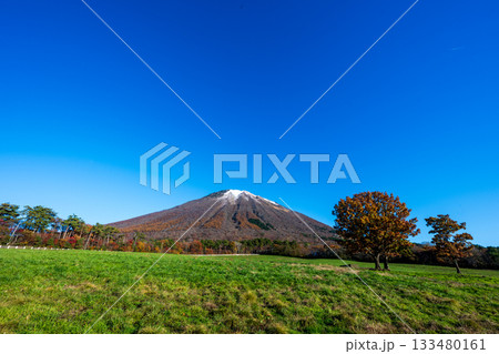 日本の鳥取県の大山のとても美しい秋の風景 133480161