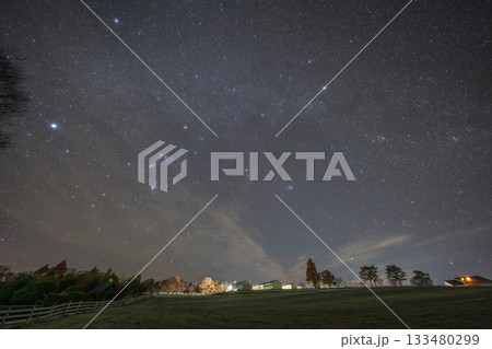 日本の鳥取県の大山と美しい星空 日本の鳥取県の大山と美しい星空 133480299