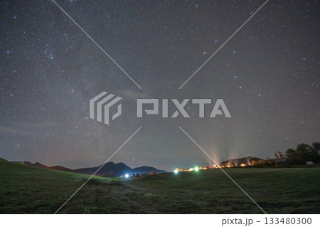 日本の鳥取県の大山と美しい星空 日本の鳥取県の大山と美しい星空 133480300