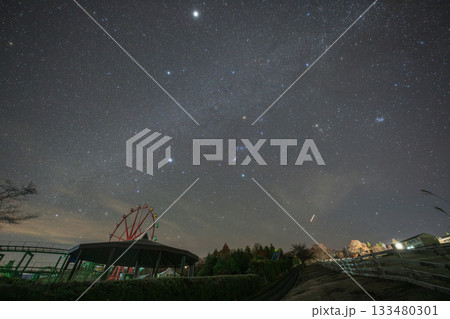 日本の鳥取県の大山と美しい星空 日本の鳥取県の大山と美しい星空 133480301