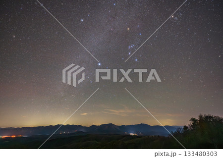 日本の鳥取県の大山と美しい星空 日本の鳥取県の大山と美しい星空 133480303