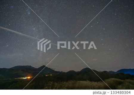 日本の鳥取県の大山と美しい星空 日本の鳥取県の大山と美しい星空 133480304