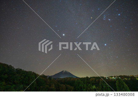 日本の鳥取県の大山と美しい星空 日本の鳥取県の大山と美しい星空 133480308
