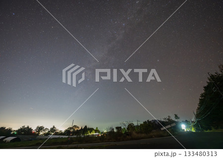 日本の鳥取県の大山と美しい星空 日本の鳥取県の大山と美しい星空 133480313