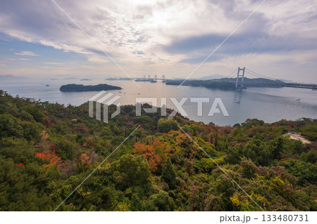 日本の瀬戸大橋のとても美しい秋の風景 日本の瀬戸大橋のとても美しい秋の風景 133480731