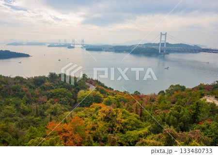 日本の瀬戸大橋のとても美しい秋の風景 日本の瀬戸大橋のとても美しい秋の風景 133480733
