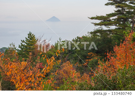 日本の瀬戸大橋のとても美しい秋の風景 133480740