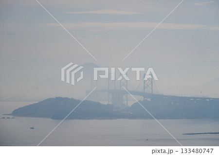 日本の瀬戸大橋のとても美しい秋の風景 日本の瀬戸大橋のとても美しい秋の風景 133480747
