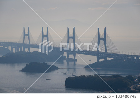 日本の瀬戸大橋のとても美しい秋の風景 日本の瀬戸大橋のとても美しい秋の風景 133480748