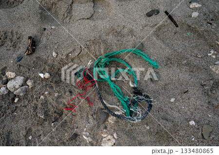 海岸に流れ着いたプラスチックゴミ　小笠原 133480865