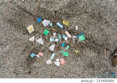 海岸に流れ着いたマイクロプラスチック　小笠原　東京都 133480866