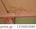 天井から柱につたう雨漏りのシミの跡 133481080