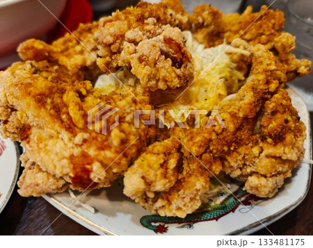 皿に盛られたい大きな唐揚げ　美味しいそう 133481175