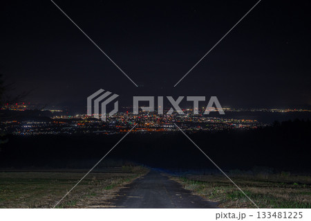 日本の鳥取県の大山と美しい星空 日本の鳥取県の大山と美しい星空 133481225