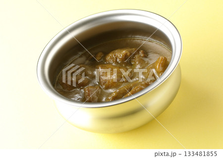 シルバーの食器に入ったチキンカレー シルバーの食器に入ったチキンカレー 133481855