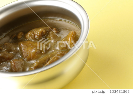 シルバーの食器に入ったチキンカレー シルバーの食器に入ったチキンカレー 133481865