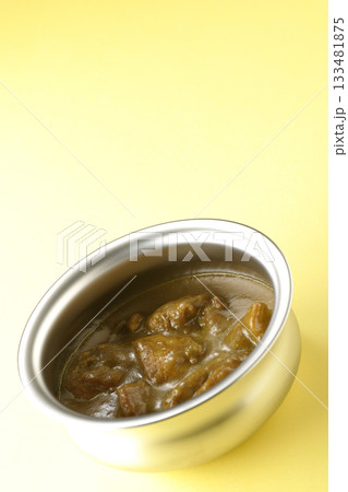シルバーの食器に入ったチキンカレー 133481875