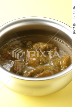 シルバーの食器に入ったチキンカレー 133481876