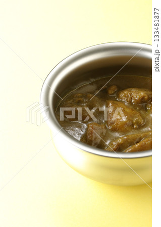 シルバーの食器に入ったチキンカレー 133481877