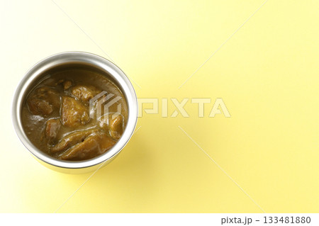 シルバーの食器に入ったチキンカレー シルバーの食器に入ったチキンカレー 133481880