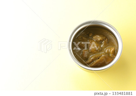 シルバーの食器に入ったチキンカレー シルバーの食器に入ったチキンカレー 133481881