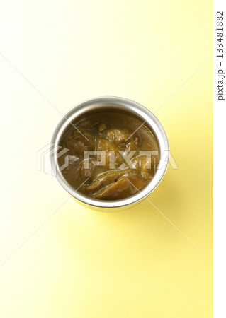 シルバーの食器に入ったチキンカレー 133481882