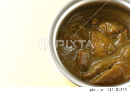 シルバーの食器に入ったチキンカレー シルバーの食器に入ったチキンカレー 133481889