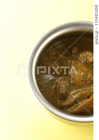 シルバーの食器に入ったチキンカレー シルバーの食器に入ったチキンカレー 133481898