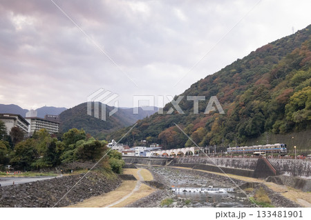 紅葉が始まる箱根湯本駅を出発する列車 133481901