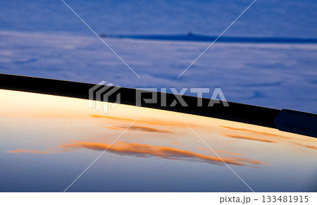 車の屋根に映る冬の北海道の夕空の感傷的な風景 133481915