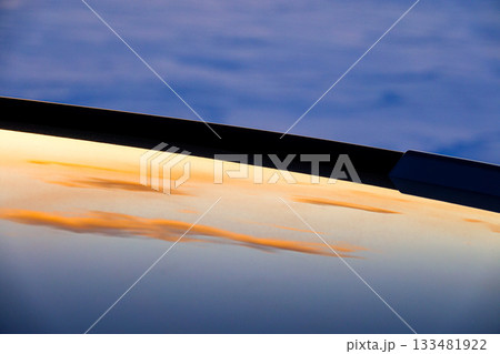 車の屋根に映る冬の北海道の夕空の感傷的な風景 133481922