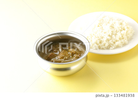 シルバーの食器に入ったチキンカレーとライス シルバーの食器に入ったチキンカレーとライス 133481938