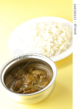 シルバーの食器に入ったチキンカレーとライス シルバーの食器に入ったチキンカレーとライス 133481945