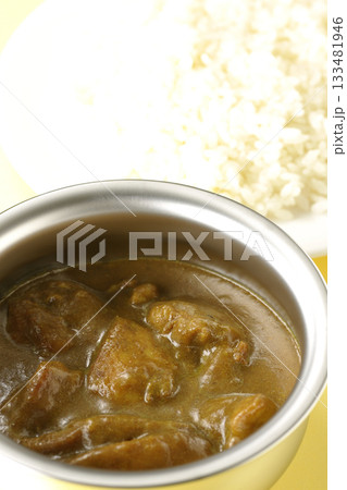 シルバーの食器に入ったチキンカレーとライス シルバーの食器に入ったチキンカレーとライス 133481946