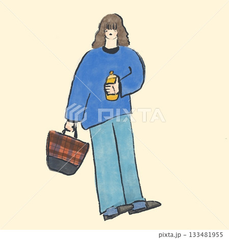 全身青いファッションのペットボトルを持った女性 133481955