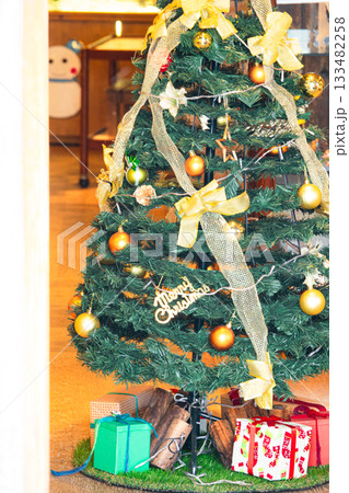 街の通りから店舗のウィンドー越しに見えるクリスマスツリー 133482258