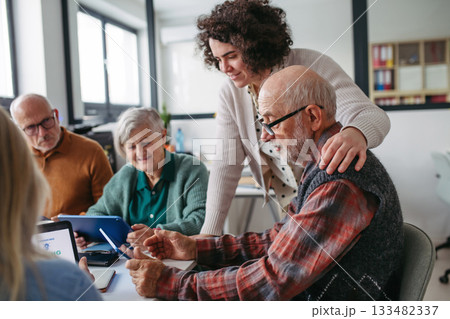 Group of senior people learning digital skills...の写真素材 [133482337] - PIXTA