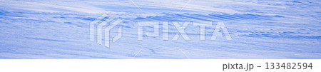 風で風紋が見える日没間近の雪原の寒そうな風景 風で風紋が見える日没間近の雪原の寒そうな風景 133482594