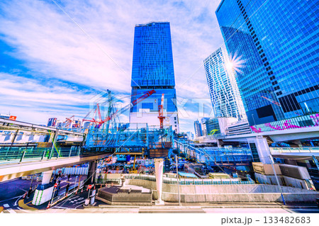 日本の東京都市景観11月24日。流れる雲や光芒…クローラークレーン…鉄骨で奥が見えなくなった＝渋谷 133482683