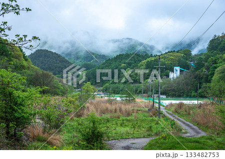 長野県南牧村の緑深い山里と霧、5月の新緑と梅雨のような湿気の風景 133482753